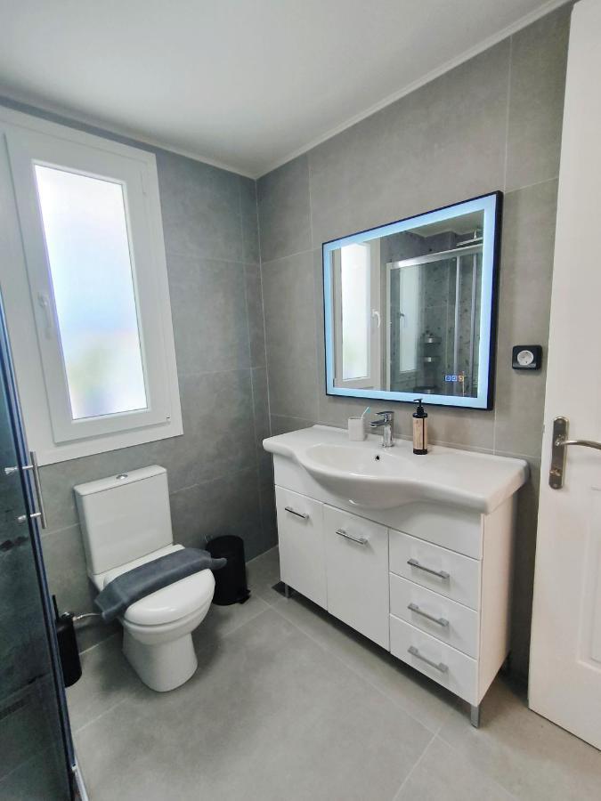 The Old Stables Apartment Vatos Bagian luar foto