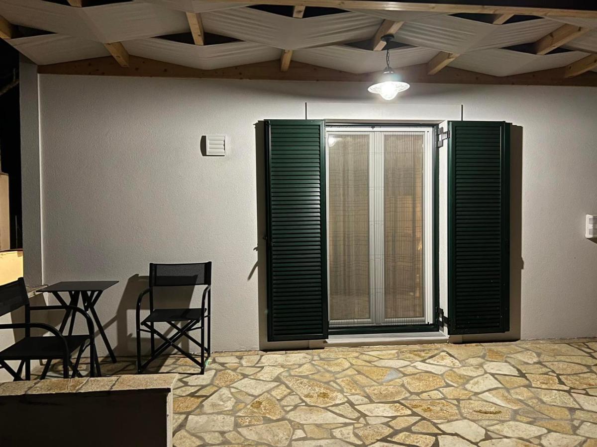 The Old Stables Apartment Vatos Bagian luar foto