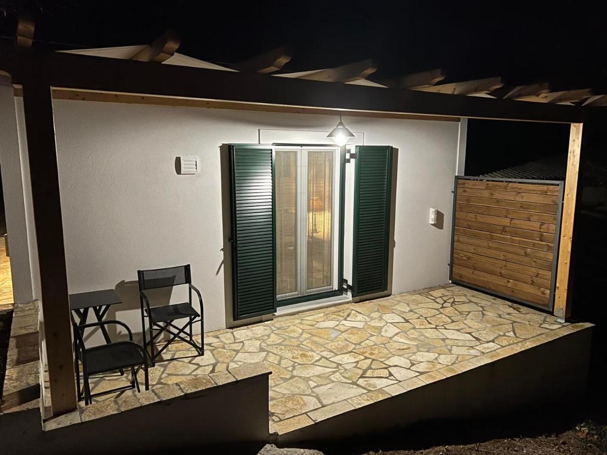 The Old Stables Apartment Vatos Bagian luar foto