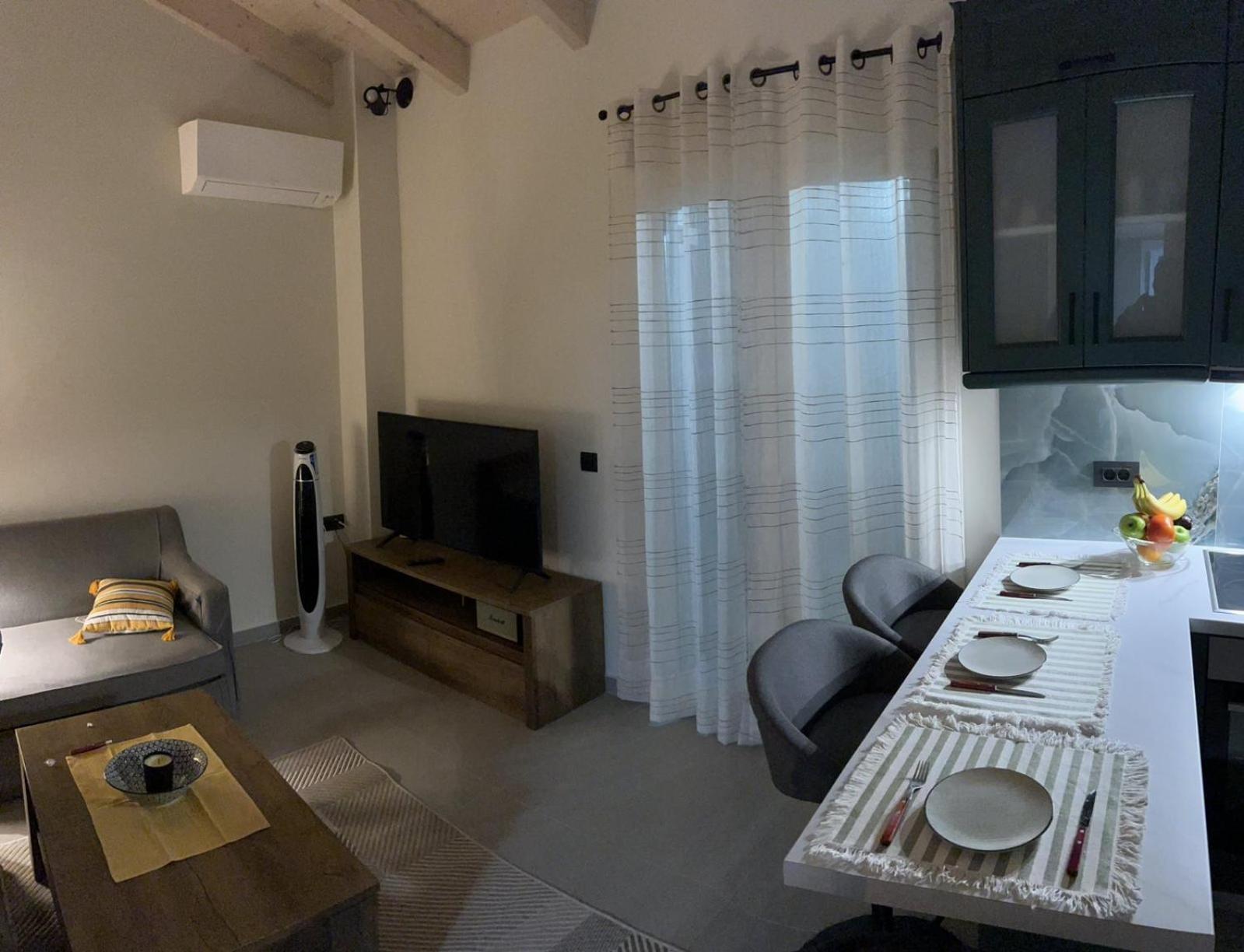 The Old Stables Apartment Vatos Bagian luar foto
